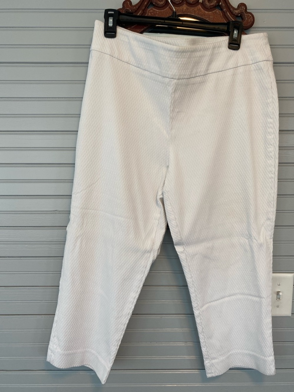 Women’s white cropped pants